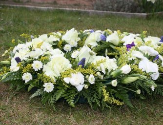 Význam květin pro smuteční aranžmá