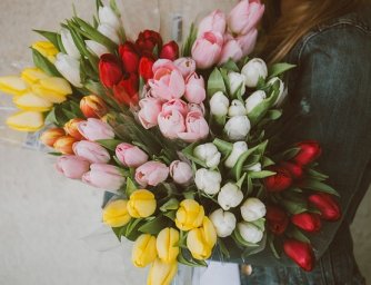 Muži, darujte květiny!