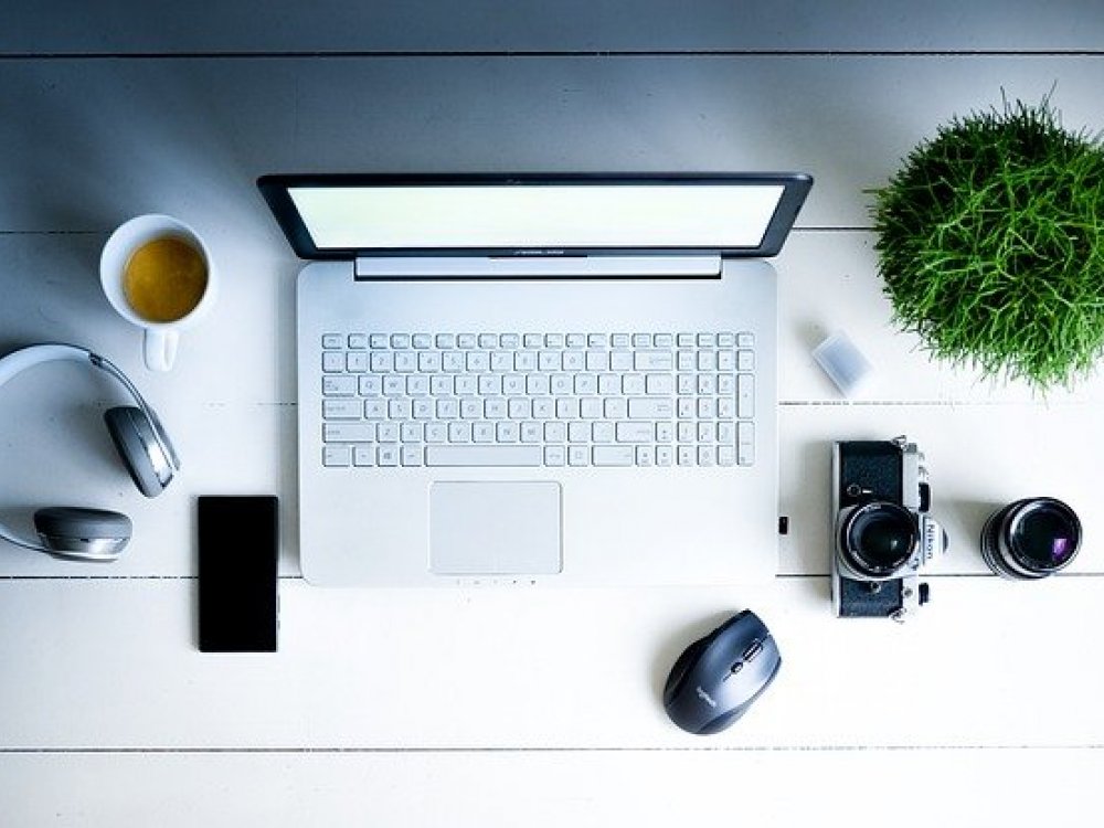 Pět kreativních způsobů, jak přidat květiny do vaší home office